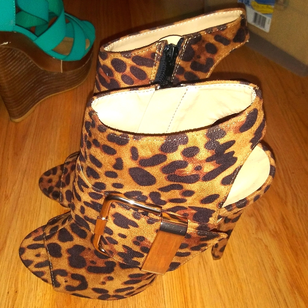 Womens cheetah print stilettos